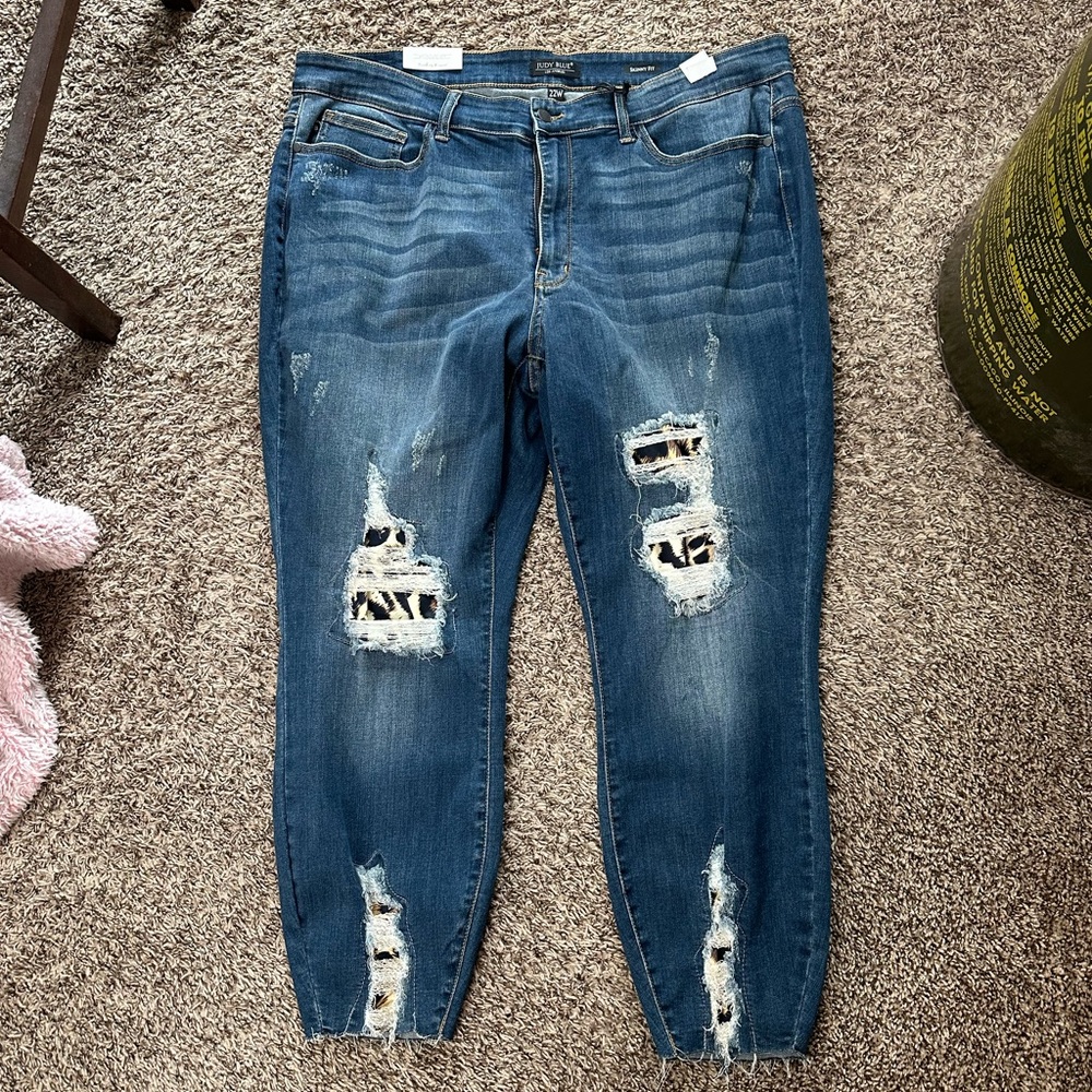 NWT-Judy Blue Distressed 22W, High Raise, Skinny fit